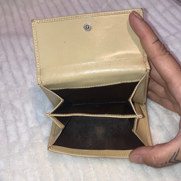 Gucci🌹🌹🌹 Beige Leather Wallet with Silver Hardware - Picture 5 of 9